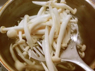 3、白玉菇鸡蛋汤,白玉菇去根部 清洗干净 放入开水中汆烫捞出。