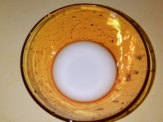 4、白玉菇鸡蛋汤,淀粉加入清水  准备好水淀粉