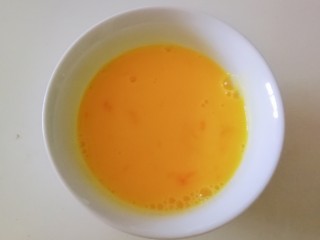 5、白玉菇鸡蛋汤,鸡蛋敲入碗中 打散