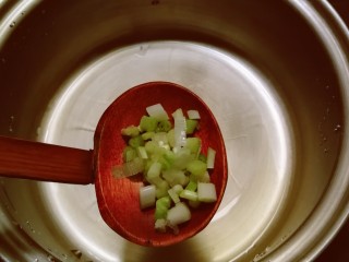 6、白玉菇鸡蛋汤,起油锅 放入香葱白部分