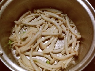 7、白玉菇鸡蛋汤,放入焯水后的白玉菇 翻炒1分钟