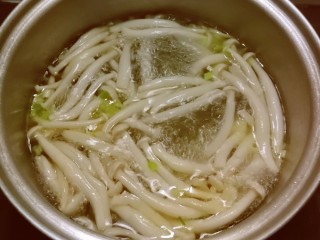 8、白玉菇鸡蛋汤,倒入足够的清水 大火煮开