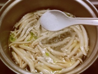 9、白玉菇鸡蛋汤,放入盐