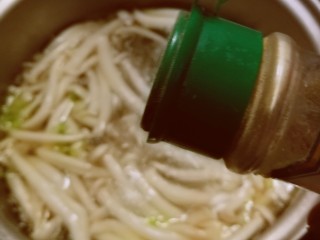 10、白玉菇鸡蛋汤,放入胡椒粉