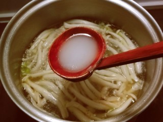 11、白玉菇鸡蛋汤,放入水淀粉增稠