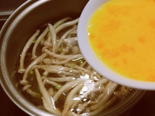 12、白玉菇鸡蛋汤,倒入打散的鸡蛋液