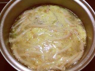 13、白玉菇鸡蛋汤,蛋花漂浮起来