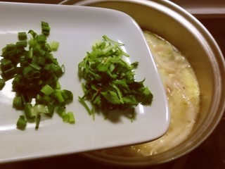 14、白玉菇鸡蛋汤,放入香葱绿和香菜