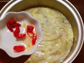 15、白玉菇鸡蛋汤,放入红尖椒圈 关火