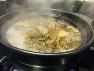 1、酸菜炖羊肉,这是快出锅的酸菜炖牛肉，我们一起来看以下做法：