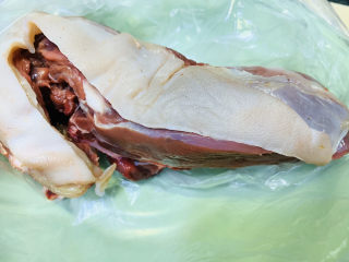 4、酸菜炖羊肉,市场买的羊肉好新鲜，也非常好；