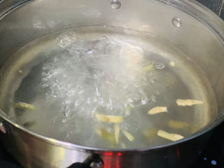 6、酸菜炖羊肉,锅里加适量清水，加姜丝和老酒，煮开；