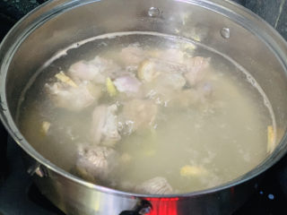 7、酸菜炖羊肉,加入羊肉；