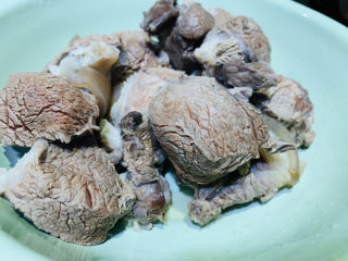 8、酸菜炖羊肉,焯水后捞出，再用清水冲下；