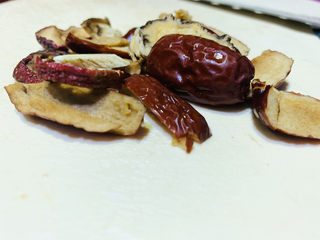 15、酸菜炖羊肉,把红枣去核，切片，洗净当归、黄芪和干山楂，待用；