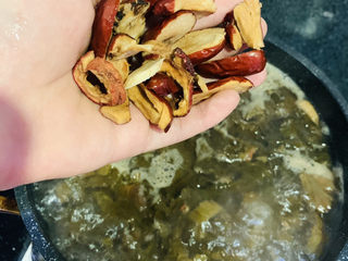 16、酸菜炖羊肉,加入干山楂、红枣、当归、黄芪；