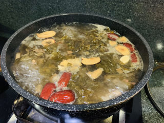 17、酸菜炖羊肉,再煮沸；