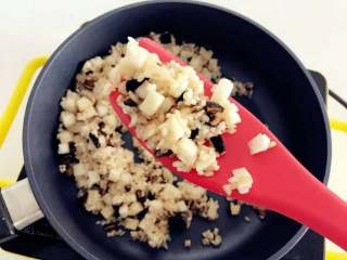 2、宝宝辅食:芋头香菇炊饭,加少许盐和宝宝酱油翻炒拌匀。