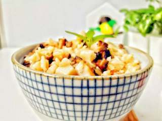 3、宝宝辅食:芋头香菇炊饭,给宝宝享用吧。