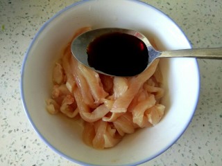 1、酱香鸡肉,鸡肉切丝，放入小碗中，放入一勺生抽
