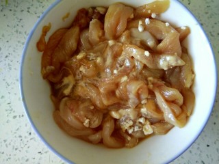 3、酱香鸡肉,放入适量淀粉