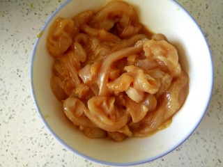 4、酱香鸡肉,搅拌均匀，放置一会儿