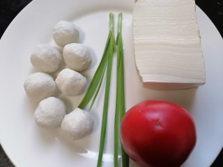 1、鱼丸豆腐汤,准备好所需材料
