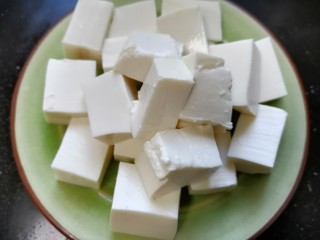 2、鱼丸豆腐汤,将豆腐切成小块