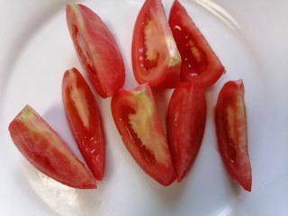 3、鱼丸豆腐汤,番茄洗干净切成块状