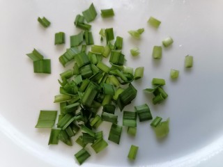 4、鱼丸豆腐汤,大蒜叶洗干净切成丁状