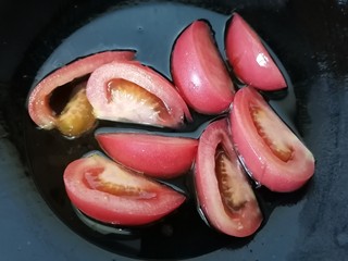 6、鱼丸豆腐汤,放入番茄翻炒