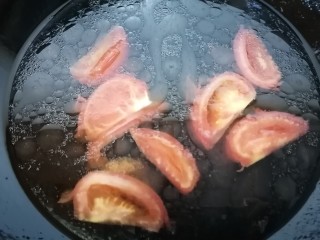 7、鱼丸豆腐汤,加入适量水