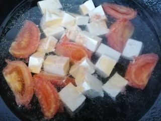 8、鱼丸豆腐汤,水烧开后放入豆腐