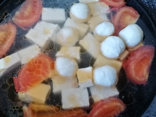 9、鱼丸豆腐汤,放入鱼丸一起烧