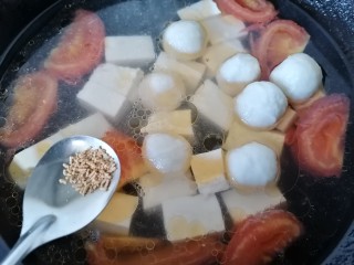 11、鱼丸豆腐汤,加入小半勺鸡精提鲜