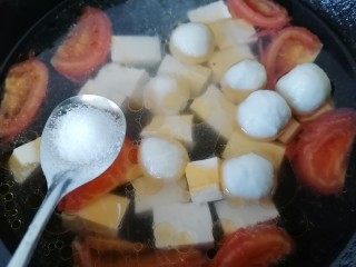 10、鱼丸豆腐汤,加入一勺盐调味