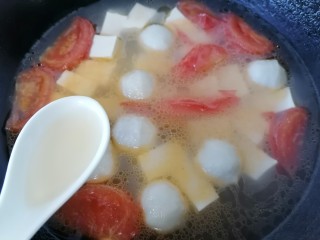 12、鱼丸豆腐汤,加入一勺黄酒去腥