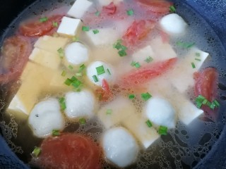 13、鱼丸豆腐汤,再煮片刻关火加入大蒜叶