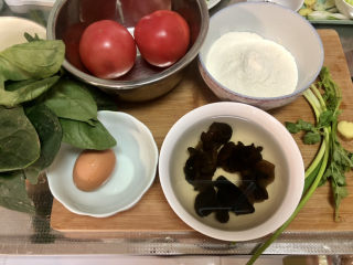 1、西红柿面疙瘩,食材合照：番茄两个，鸡蛋一个，泡发好的木耳数朵，小葱两根，姜一小片，菠菜两颗，面粉半碗