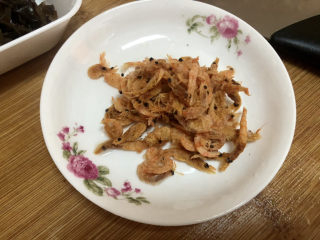 2、西红柿面疙瘩,虾米一小把，刚才忘记入镜了