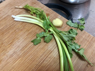 5、西红柿面疙瘩,烫上番茄，来准备其他配菜：小葱香菜姜洗净