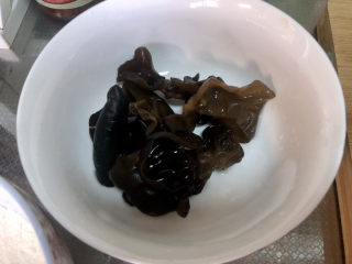 6、西红柿面疙瘩,木耳流动水下揉搓洗净