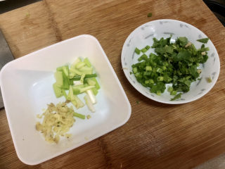 8、西红柿面疙瘩,改刀：葱白切段，姜切末，葱叶香菜切碎