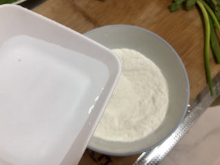 13、西红柿面疙瘩,面粉中，一点点加冷水，边加边用筷子搅拌