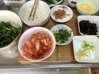 15、西红柿面疙瘩,全部食材准备好，开始下锅