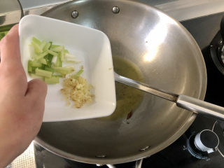 16、西红柿面疙瘩,热锅冷油，下姜末葱白，小火煸香