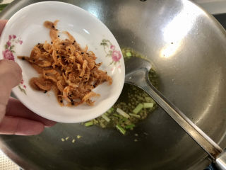 17、西红柿面疙瘩,下虾米小火煸炒半分钟