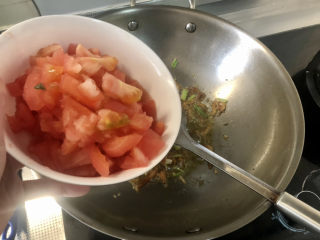 19、西红柿面疙瘩,转中小火，下番茄块，翻炒熬煮