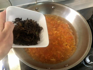 23、西红柿面疙瘩,水开，下木耳丝