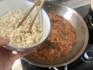 27、西红柿面疙瘩,转中大火，把面絮一点点加入汤中